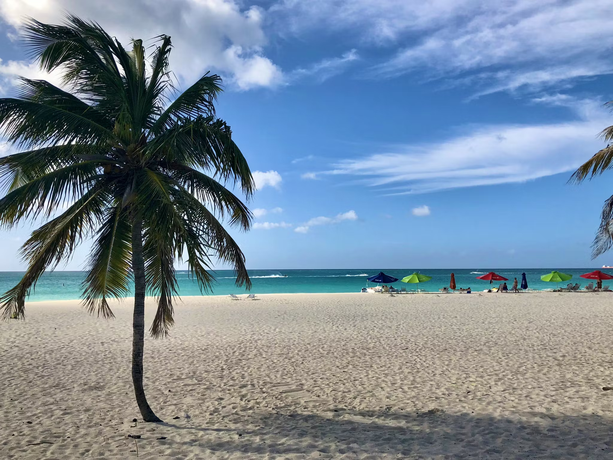 Aruba Weather Guide – Sunshine, Climate and Year-Round Conditions Sunny day on Aruba’s Eagle Beach with turquoise water, clear blue skies and calm Caribbean conditions