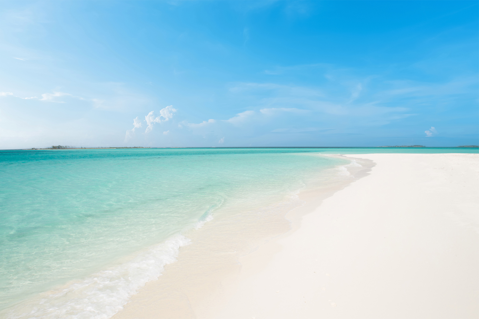 Bahamas Beaches – Best White-Sand Shores & Turquoise Waters Pristine white-sand beach in the Bahamas with calm turquoise water and clear blue sky