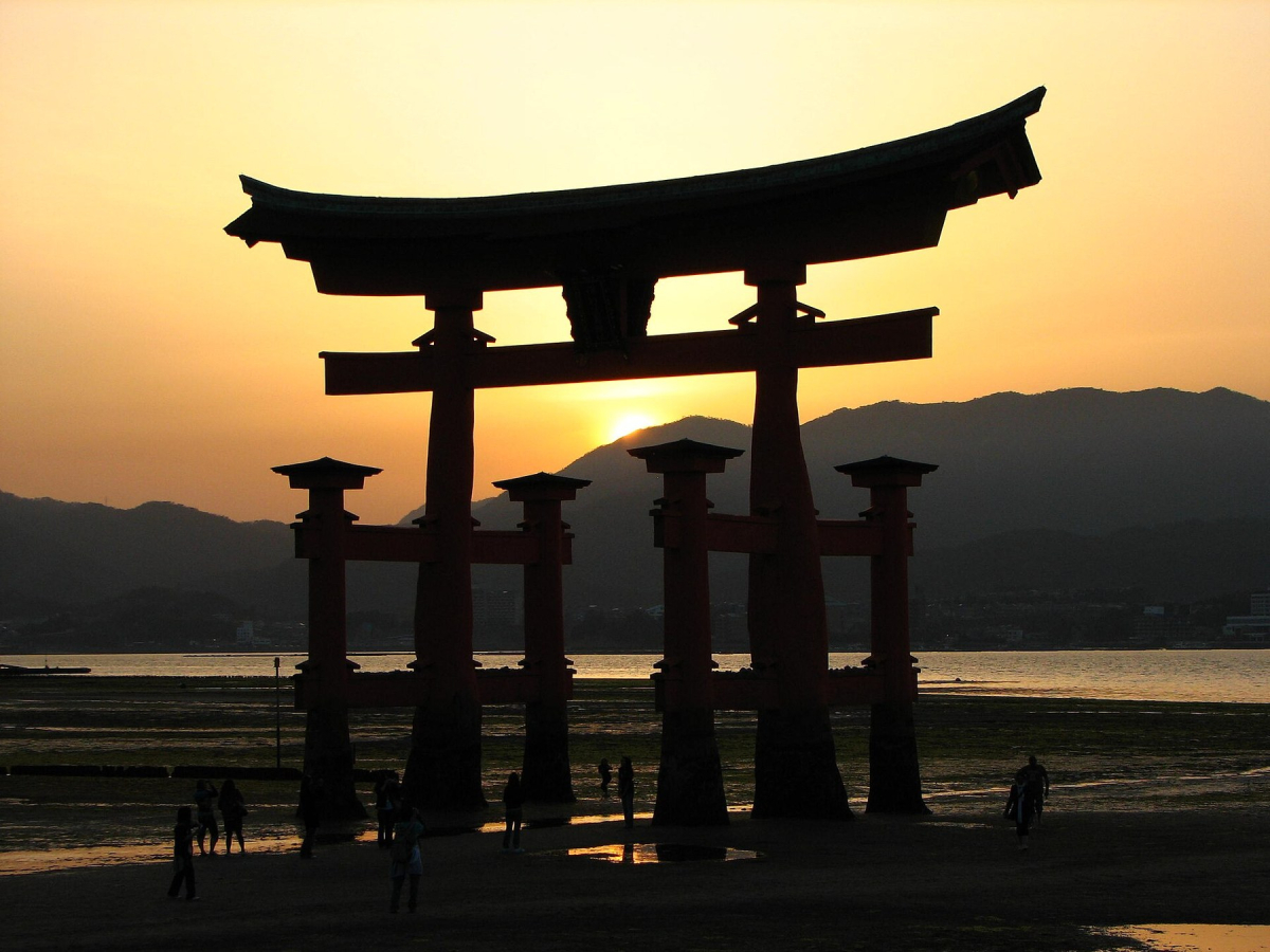 Itsukushima’s torii and shoreline Itsukushima’s torii and shoreline