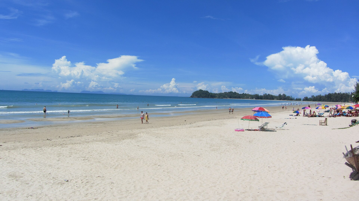 The coastal resort setting on Ko Lanta. Historical photograph; check current access and accommodation. The coastal resort setting on Ko Lanta