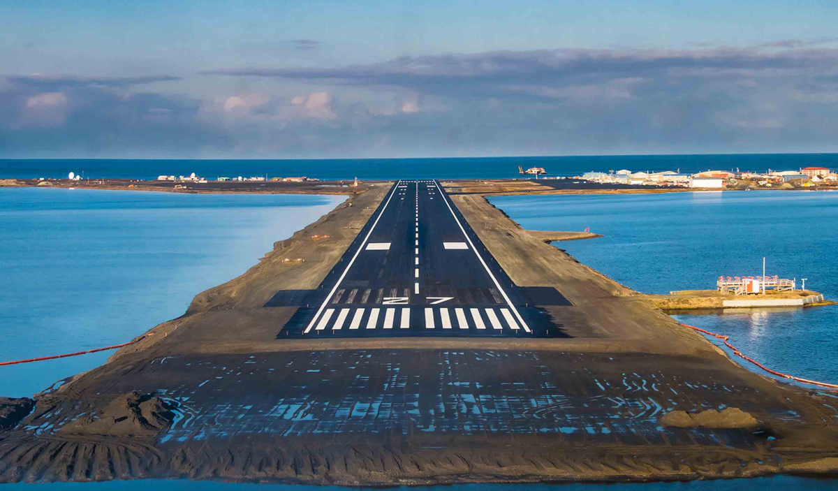 Lanzarote Airport (ACE) – runway located right by the Atlantic Ocean Aircraft landing on a runway next to the ocean at Lanzarote Airport