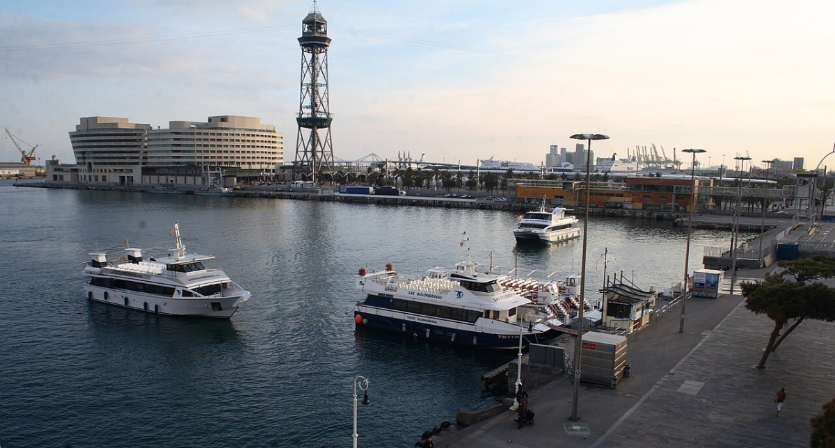 Las Golondrinas sightseeing boats in Barcelona harbour beside the quays Las Golondrinas sightseeing boats in Barcelona harbour beside the quays
