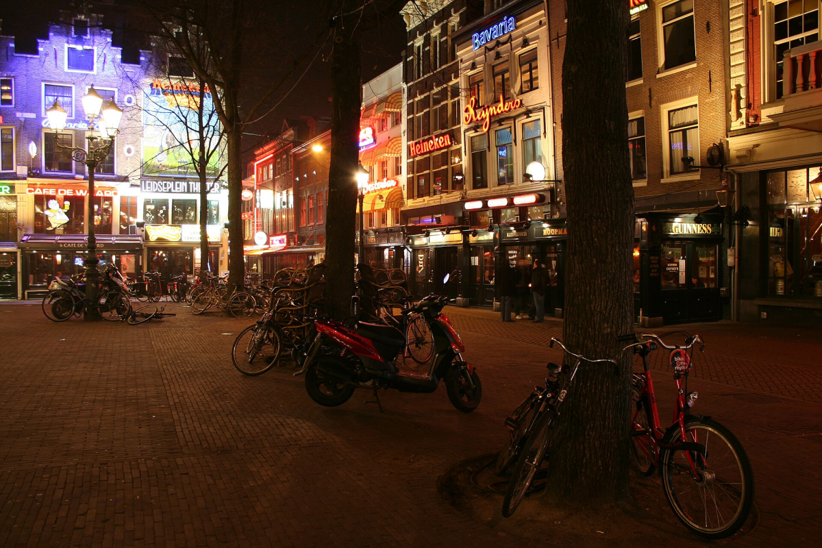 Leidseplein after dark, photographed in 2008; individual businesses and street arrangements can change. Leidseplein after dark, photographed in 2008; individual businesses and street arrangements can change.