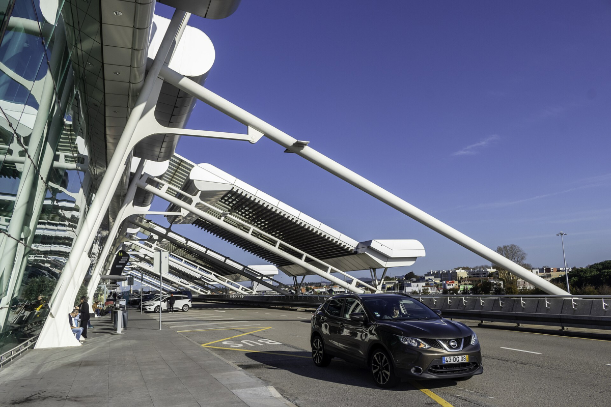 The departures frontage at Porto Airport The departures frontage at Porto Airport