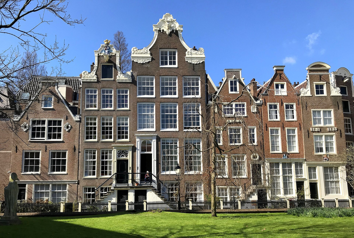 The green courtyard and houses of the Begijnhof. The green courtyard and houses of the Begijnhof.